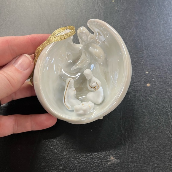 Porcelain nativity ornament by Appletree - Picture 2 of 9